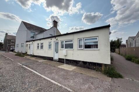 16 Salisbury Road, Lowestoft, Suffolk... 4 bed cluster house for sale