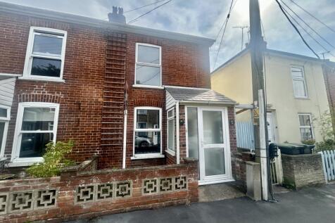 36 Bond Street, Stowmarket, Suffolk... 2 bed semi
