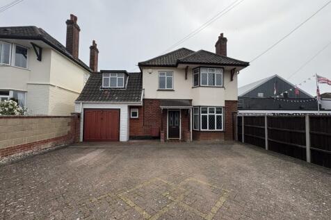 Fawlty Towers, 7 Friarscroft Lane... 4 bed link detached house for sale