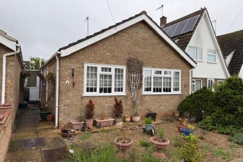 6 Honeysuckle Close, Lowestoft... 2 bed bungalow for sale