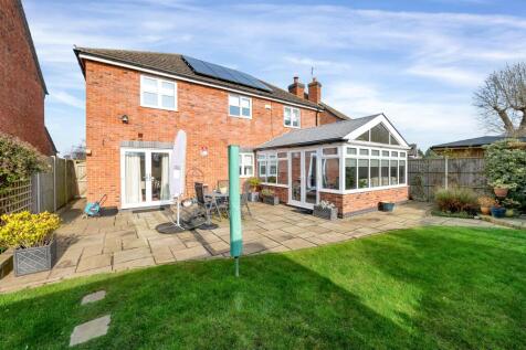 INCREDIBLE PRICE on Richmond Drive... 5 bed detached house for sale