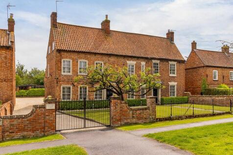 Main Road, Nottinghamshire NG23 7 bed detached house for sale