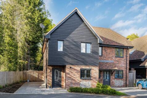 Hunterswood, Liphook, Hampshire 3 bed semi