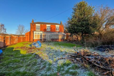 Lea Road, Gainsborough, Lincolnshire... 3 bed detached house for sale