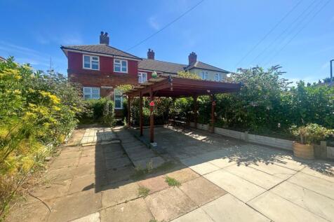 Lawrence Road, Biggleswade, SG18 3 bed semi