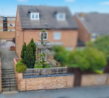 3 bedroom semi-detached house for sale