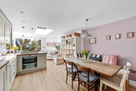 New North Road, Reigate, Surrey, RH2 2 bed semi