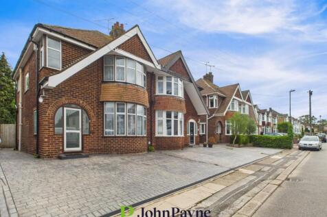 Seedfield Croft, Cheylesmore... 3 bed semi