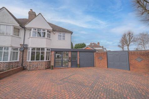 3 bedroom semi-detached house for sale