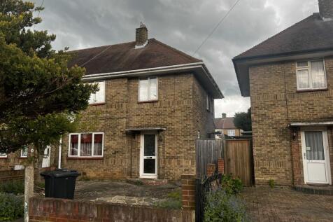 Chiltern Road, Ilford, London, IG2 7JR 3 bed semi