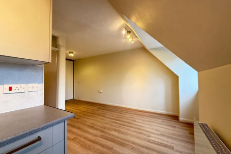 Coulsdon Road, Coulsdon, London, CR5 1EA 1 bed apartment for sale