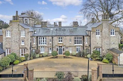 Simmons Lane, Chingford, London... 2 bed apartment for sale
