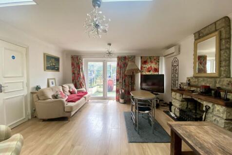 5 bedroom terraced house for sale