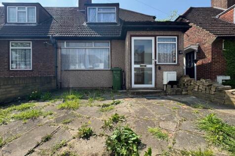 Bennetts Castle Lane, Dagenham, RM8 3XU 2 bed end of terrace house for sale