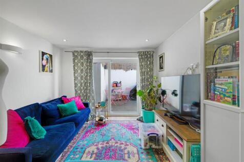 High Street, Hampton Wick, Kingston... 3 bed maisonette for sale