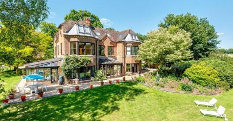 6 bedroom detached house for sale