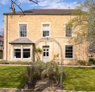 6 bedroom detached house for sale