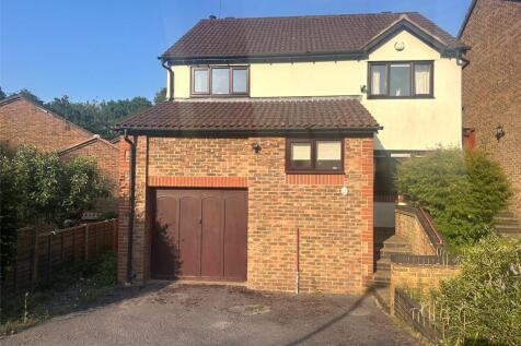 Kestrel Way, Burghfield Common... 4 bed detached house for sale