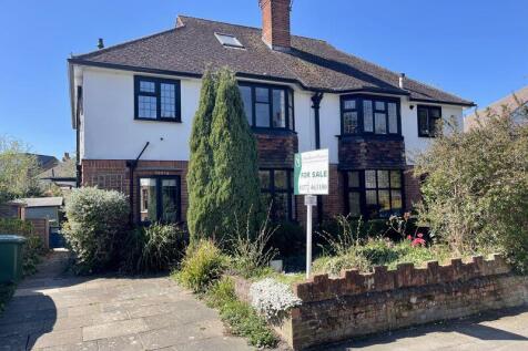 Albany Crescent, Esher 2 bed maisonette for sale
