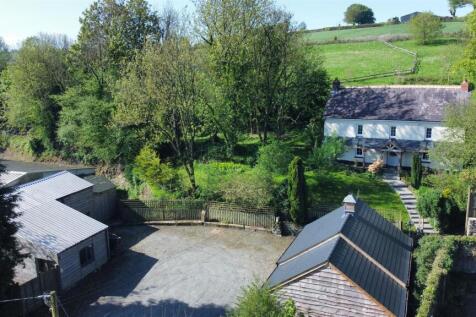 Cwrtnewydd, Llanybydder 4 bed property with land for sale