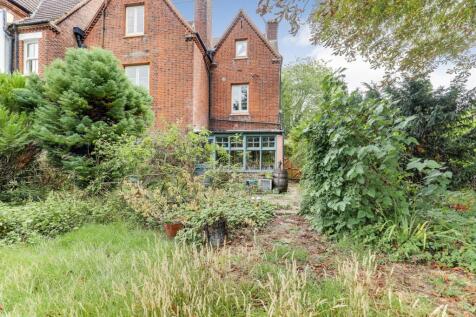 6 bedroom semi-detached house for sale
