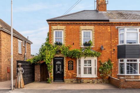 3 bedroom semi-detached house for sale