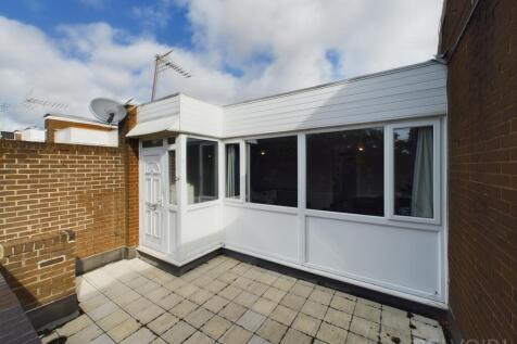 St. Olaves Precinct, Bury St Edmunds... 2 bed flat for sale