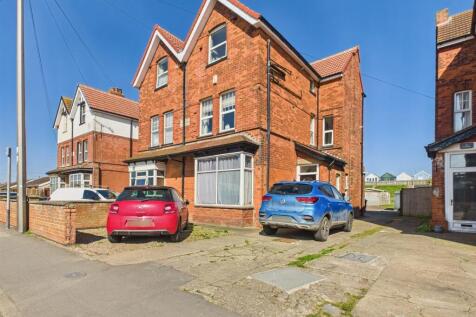 5 bedroom semi-detached house for sale