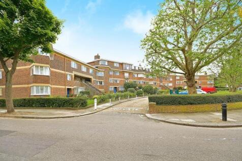 Hanger Court, Hanger Green, London, W5 3 bed flat for sale