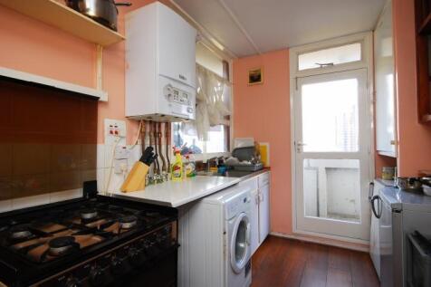 Shaw Court, Winstanley Estate... 2 bed flat for sale