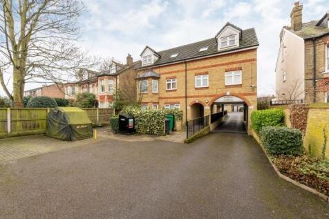 Hampton, Middlesex, TW12 2 bed flat for sale