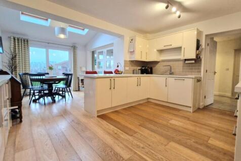 4 bedroom semi-detached house for sale