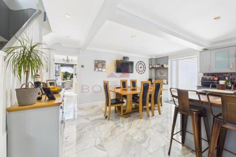 4 bedroom link detached house for sale