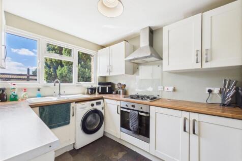 2 bedroom maisonette for sale