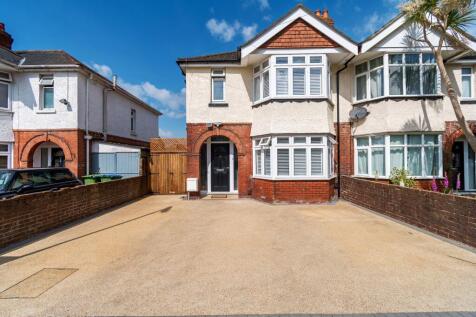 Meadowmead Avenue, Regents Park... 3 bed semi