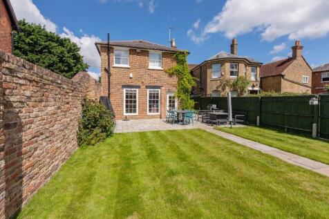 5 bedroom coach house for sale