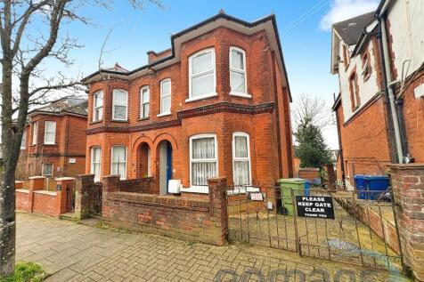Cargate Avenue, Aldershot, Hampshire 5 bed semi