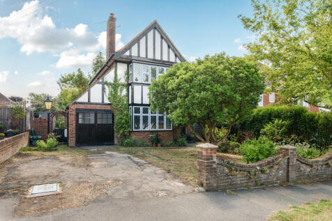 Highfield Avenue, Aldershot, Hampshire 3 bed detached house for sale