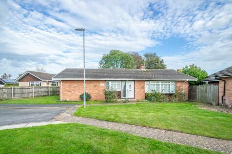 Holland Park, Newmarket CB8 3 bed detached bungalow for sale