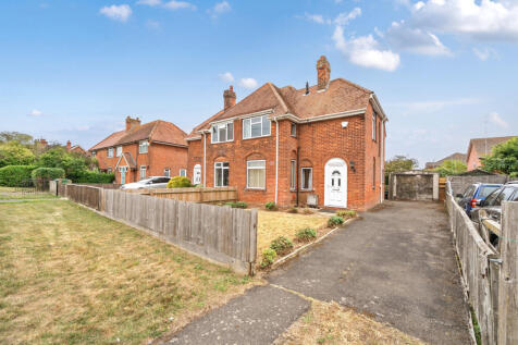 Buckingham Road, Buckingham MK18 3 bed semi