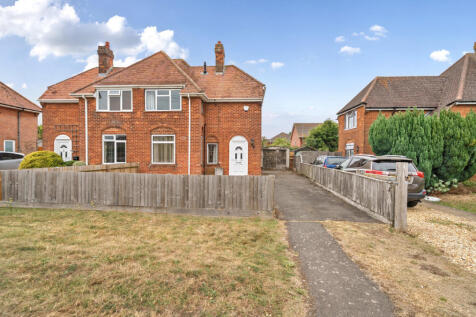 Buckingham Road, Buckingham MK18 3 bed semi