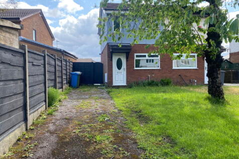 29 Ravenwood, Chadderton OL9 9UE 2 bed semi