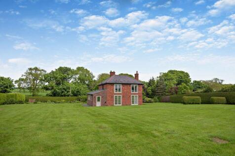 Malpas 2 bed detached house for sale