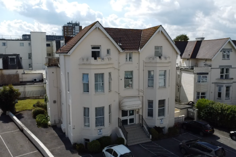 3 bedroom flat for sale