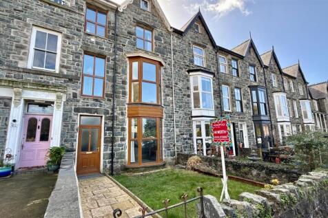 5 bedroom terraced house for sale