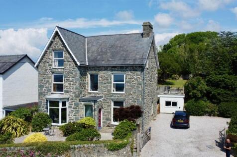 6 bedroom detached house for sale