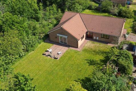 Mayfield Tops, Ashfield Lane, Milnrow... 4 bed detached bungalow for sale