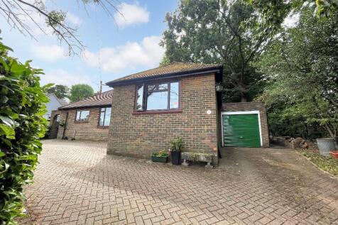Oakley Road, Warlingham, Surrey, CR6 9BF 2 bed detached house for sale