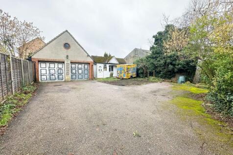 Cambridge Road, Bedford MK42 4 bed detached house for sale