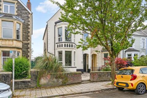 9 bedroom end of terrace house for sale